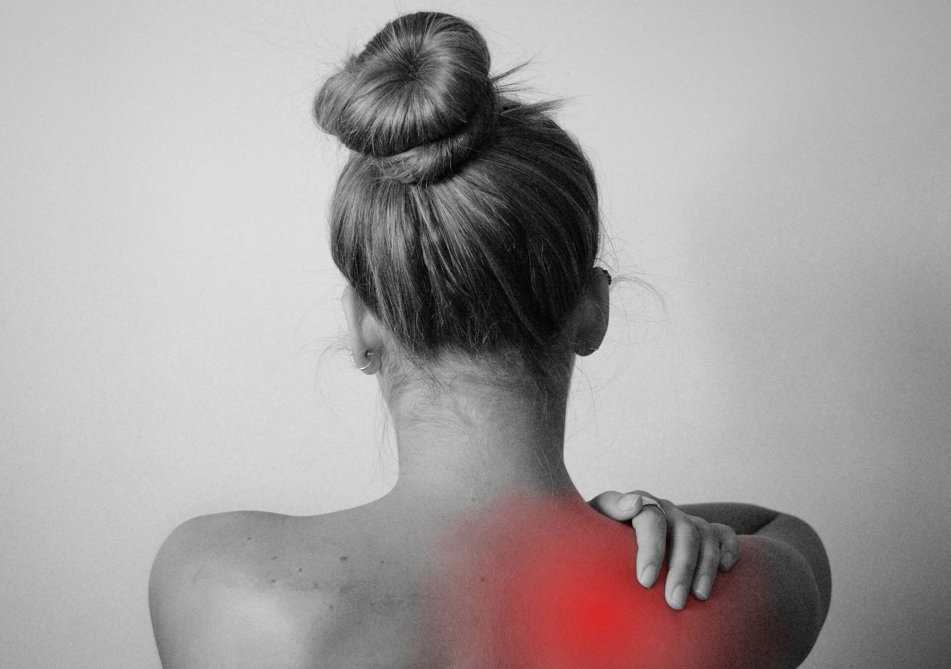 Immagine di donna con il mal di schiena